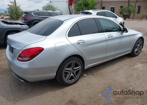 2015 Mercedes-Benz C 300 4Matic z USA, uszkodzony, nr VIN 55SWF4KB4FU021991